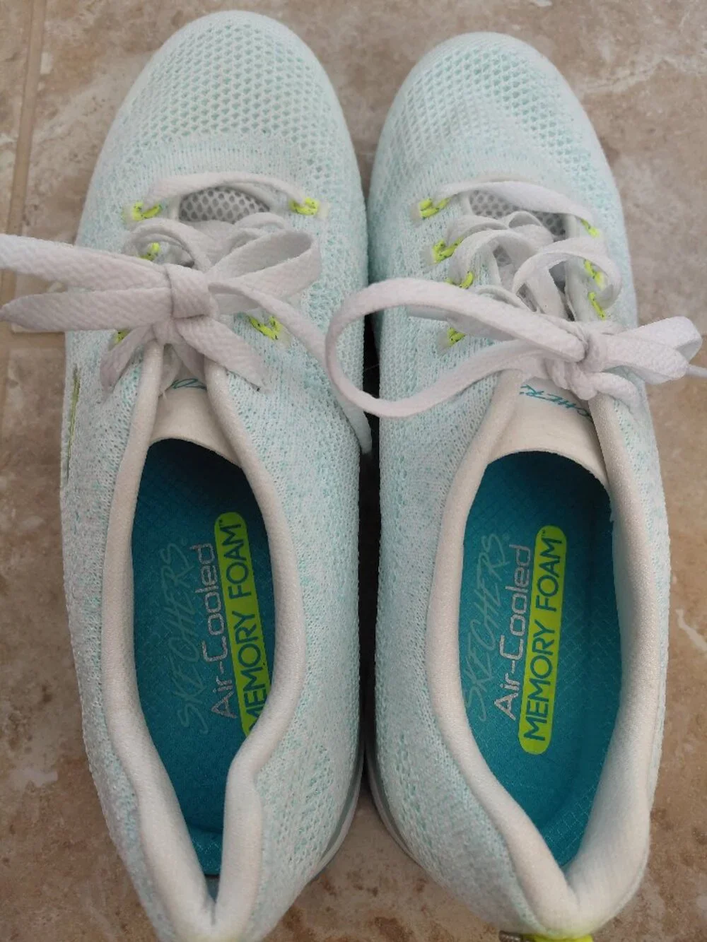Skechers features air